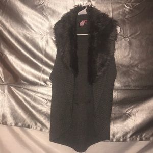 Sweater vest with faux fur collar